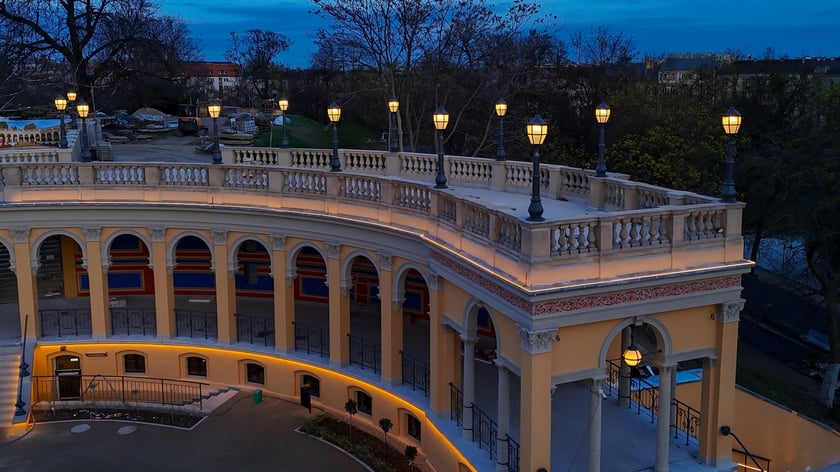 Rozświetlony Bastion Sakwowy na wzgórzu Partyzantów.