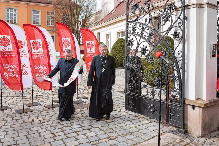 Caritas rozdał ubogim 600 paczek