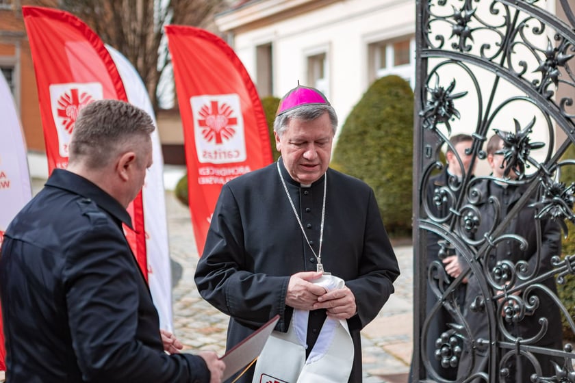 Caritas rozdał ubogim 600 paczek