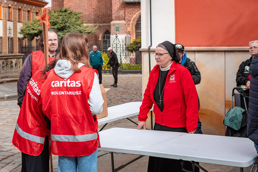 Caritas rozdał ubogim 600 paczek