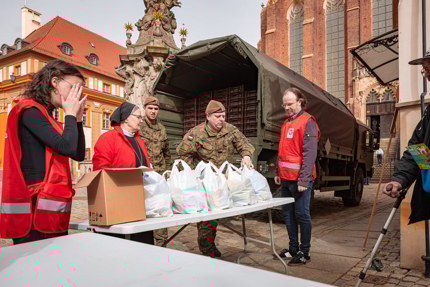 Caritas rozdał ubogim 600 paczek