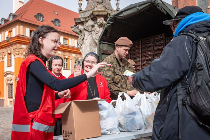 Caritas rozdał ubogim 600 paczek