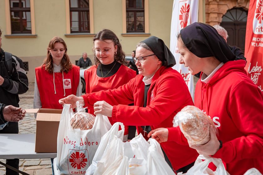 Caritas rozdał ubogim 600 paczek