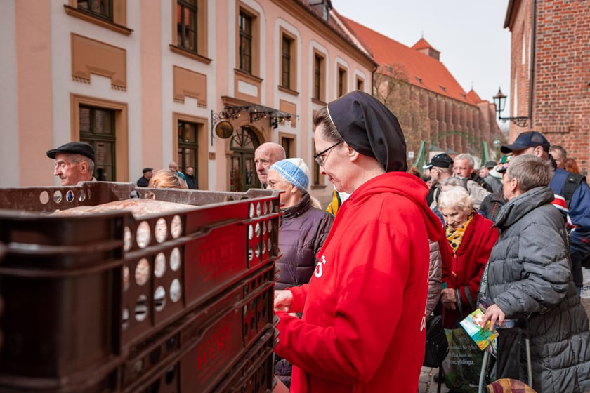 Caritas rozdał ubogim 600 paczek