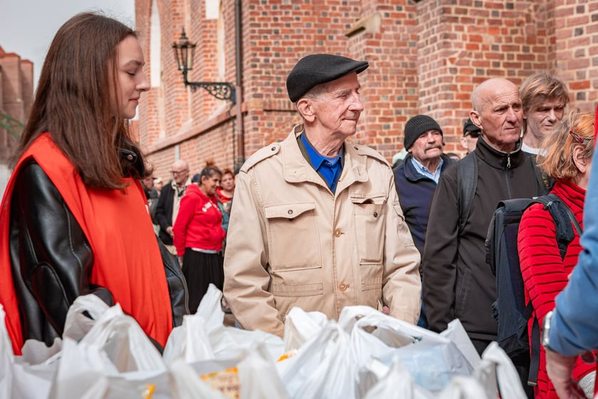 Caritas rozdał ubogim 600 paczek
