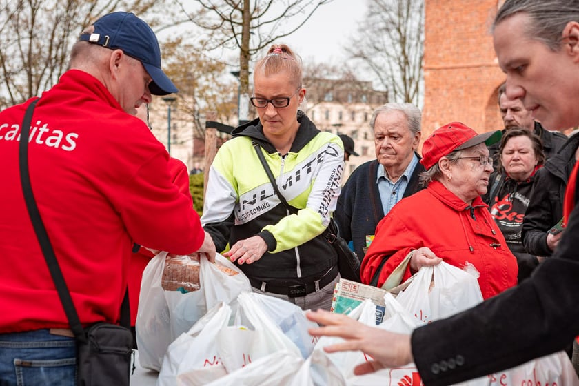Caritas rozdał ubogim 600 paczek