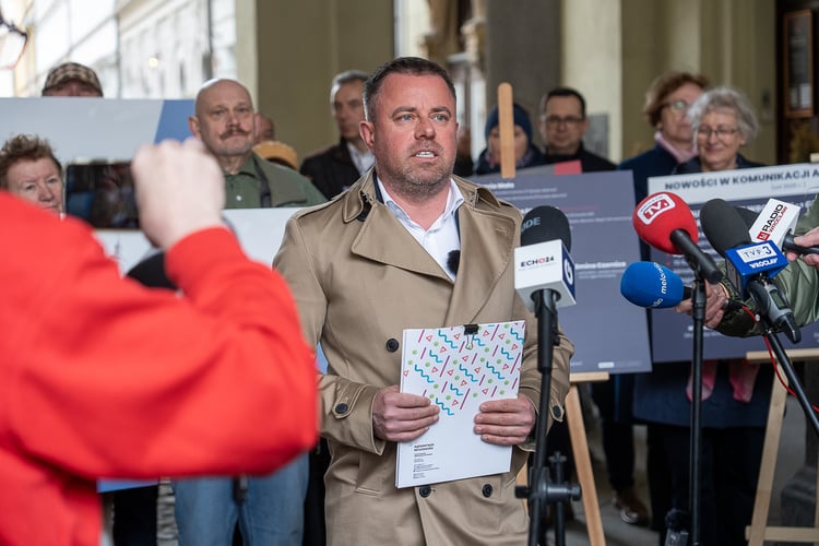 Konferencja prasowa dotycząca rewolucji w komunikacji aglomeracyjnej oraz  Karty Seniora Aglomeracji Wrocławskiej