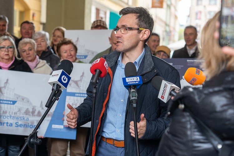 Konferencja prasowa dotycząca rewolucji w komunikacji aglomeracyjnej oraz  Karty Seniora Aglomeracji Wrocławskiej