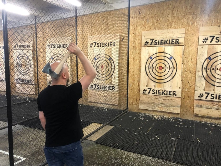 7siekier &ndash; Axe Throwing Club
To największy klub rzucania siekierami w Polsce i pierwszy, kt&oacute;ry otwarto we Wrocławiu. Pod okiem wykwalifikowanego trenera poznacie zasady rozgrywki i dowiecie się, jak skutecznie, a przede wszystkim bezpiecznie rzucać siekierą do tarczy. To świetna zabawa dla każdego, bez względu na wiek czy płeć.
Klub 7siekier to świetne miejsce na spotkanie ze znajomymi, imprezę integracyjną czy ciekawą randkę. Można tu r&oacute;wnież zorganizować wiecz&oacute;r kawalerski lub urodziny.
Tor można zarezerwować online lub telefonicznie pod numerem: 733 777 366.

Adres: Tęczowa 25&nbsp;(za szlabanem w lewo, windą na 3. piętro)
Godziny otwarcia: poniedziałek-czwartek w godz. 16:00-23:00; piątek-sobota w godz. 14:00-23:00; niedziela w godz. 13:00-20:00
Więcej informacji na stronie klubu
