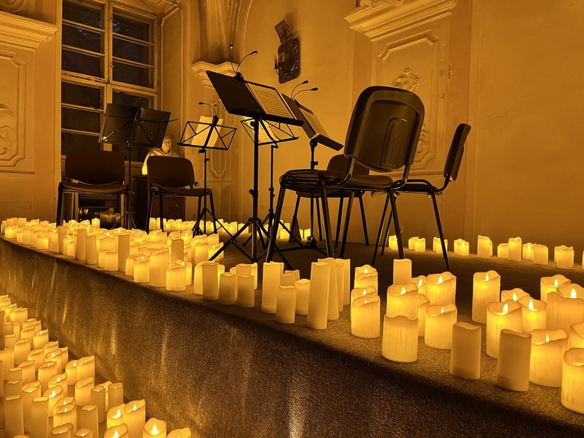 Koncerty przy blasku setek świec
Koncerty instrumentalne przy setkach świec, kt&oacute;re organizowane są przez Candle Live Music w niezwykłych lokalizacjach to nowa atrakcja we Wrocławiu. Ciepłe światło świec, intymna atmosfera i przepiękne dźwięki muzyki przeniosą Was w magiczny świat, pozwalając oderwać się na chwilę od codzienności.
W przyćmionym świetle świec artyści wypełniają przestrzeń swoją muzyką, tworząc nastrojową i emocjonalną aurę. Grają jazz, muzykę popularną, klasyczną, a także filmową.
Każda lokalizacja jest starannie wybierana, aby zapewnić niezapomniane wrażenia. Koncerty odbywają się w ciekawych i nietuzinkowych miejscach, jak np. Stary Refektarz czy barokowa Aula Leopoldina w gł&oacute;wnym gmachu Uniwersytetu Wrocławskiego.
Harmonogram koncert&oacute;w jest aktualizowany na bieżąco na stronie Candle Live Music.