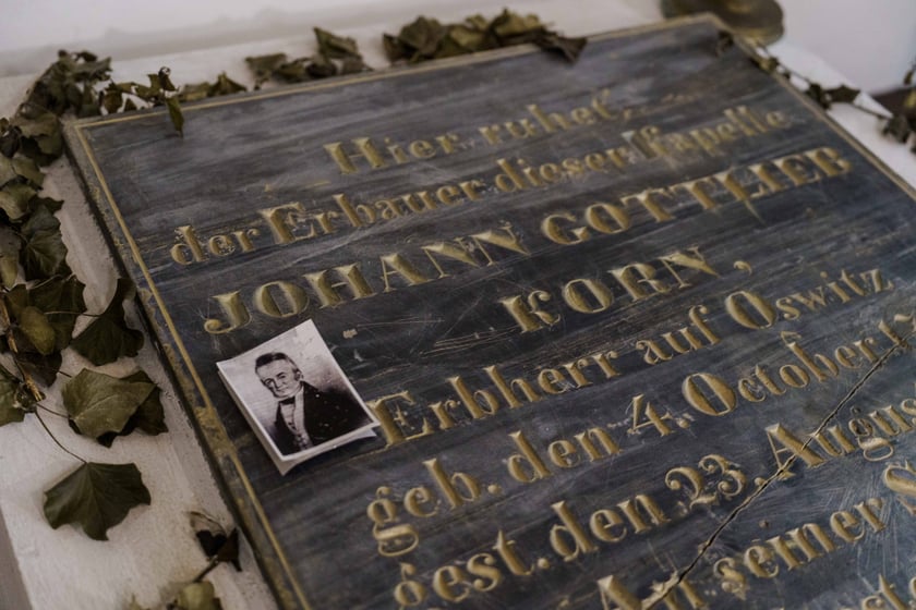 Pod kaplicą znajdują się katakumby, gdzie spocząć miały szczątki rodziny von Kornów