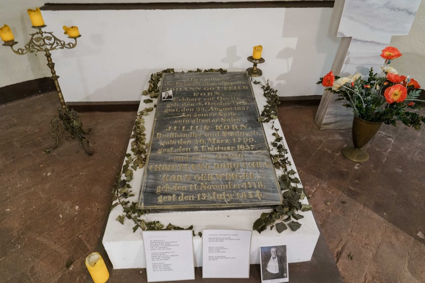 Pod kaplicą znajdują się katakumby, gdzie spocząć miały szczątki rodziny von Kornów