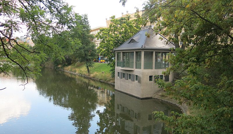 Domek nad fosą w trakcie remontu