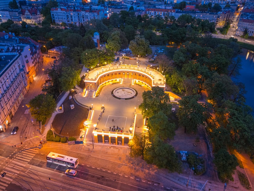 Bastion Sakwowy nocą na zdjęciach z drona