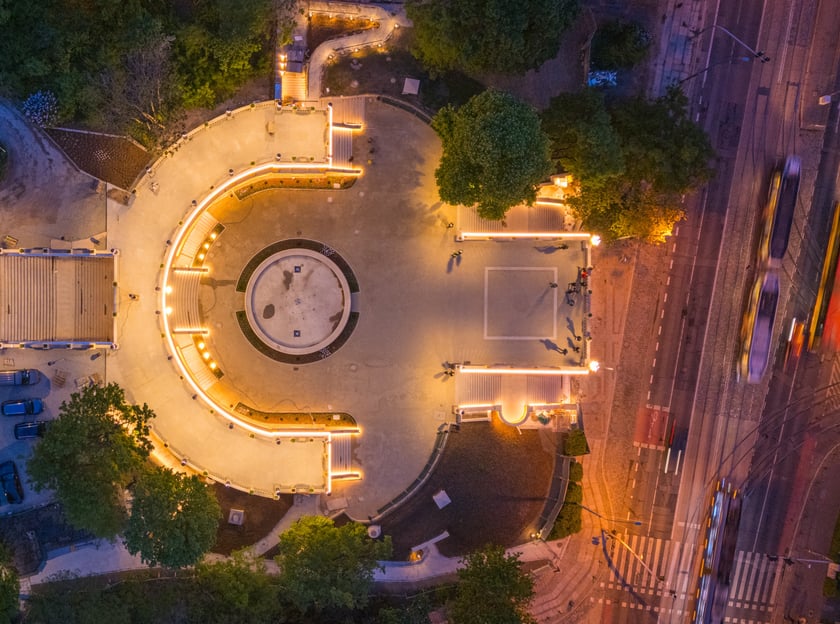 Bastion Sakwowy nocą na zdjęciach z drona