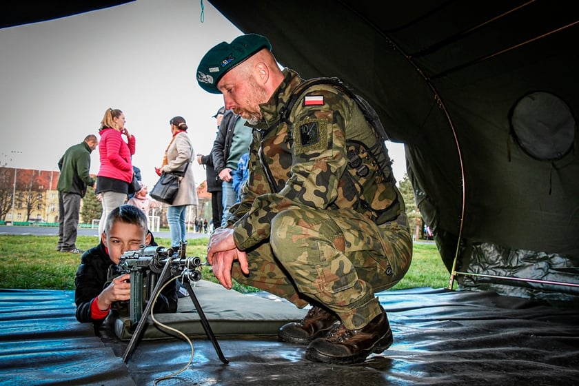 Szkolenie wojskowe - 20 kwietnia, 10 Brygada Łączności przy ul. Trzmielowickiej 28 we Wrocławiu. Początek o godz. 10.  Na zdjęciu  - szkolenie z lat poprzednich