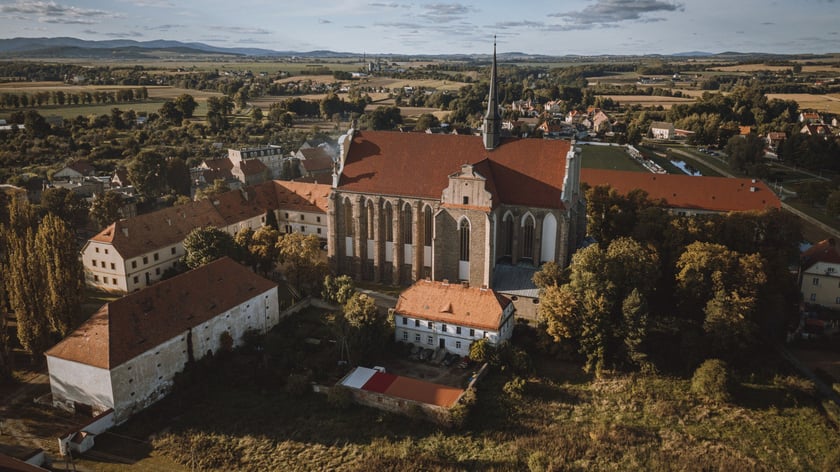 Widok na zesp&oacute;ł klasztorny z kościołem pw. Wniebowzięcia Najświętszej Marii Panny i św. Jakuba