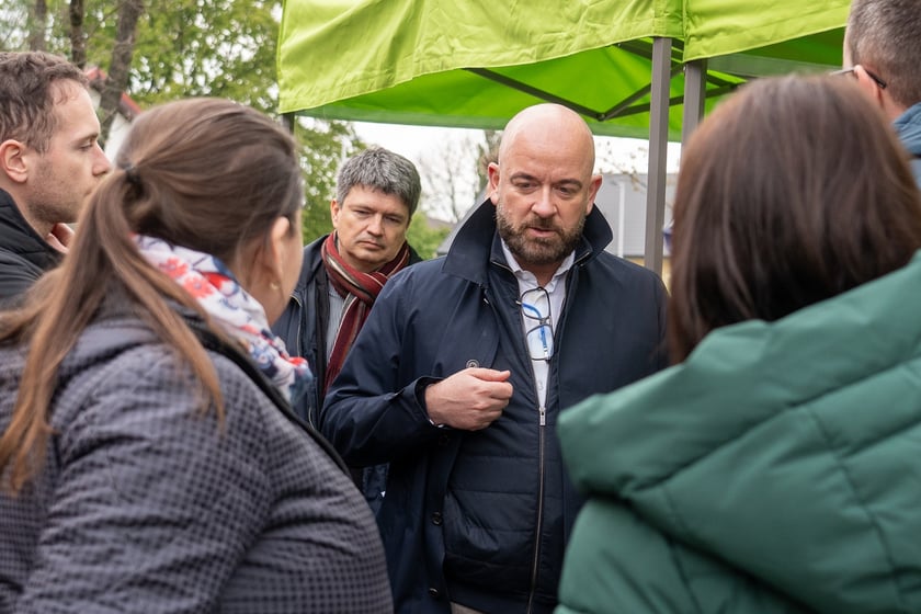 Mieszkańcy Lipy Piotrowskiej na spotkaniu z Jackiem Sutrykiem, prezydentem Wrocławia