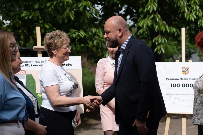 Konferencja prasowa (29 kwietnia) z okazji przystąpienia pierwszego beneficjenta, Wsp&oacute;lnoty Mieszkaniowej Długosza 62, do miejskiego programy "Nasze Podw&oacute;rko"