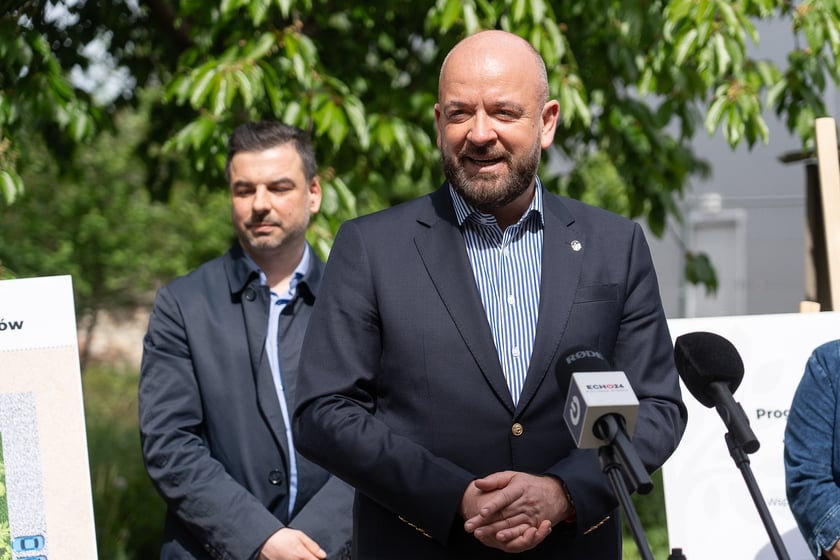 Konferencja prasowa (29 kwietnia) z okazji przystąpienia pierwszego beneficjenta, Wsp&oacute;lnoty Mieszkaniowej Długosza 62, do miejskiego programy "Nasze Podw&oacute;rko"