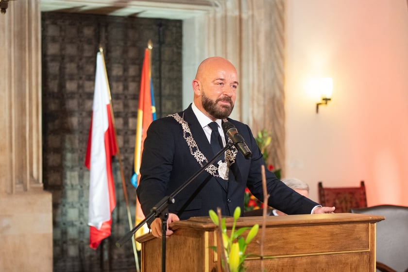 Prezydent Jacek Sutryk po ślubowaniu podczas Sesji Inauguracyjnej Rady Miejskiej Wrocławia