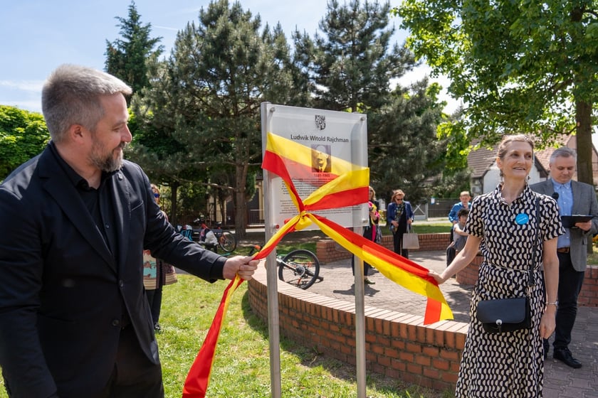Uroczystość nadania skwerowi na Muchomorze Małym imienia Ludwika Rajchmana, twórcy UNICEF.