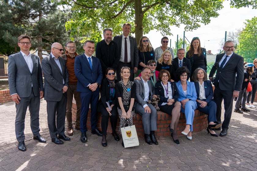 Uroczystość nadania skwerowi na Muchomorze Małym imienia Ludwika Rajchmana, twórcy UNICEF.