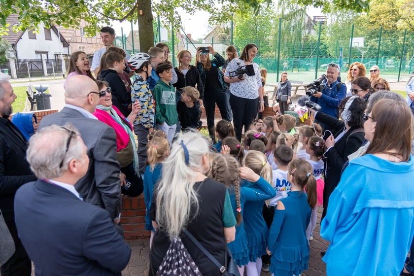 Uroczystość nadania skwerowi na Muchomorze Małym imienia Ludwika Rajchmana, twórcy UNICEF.