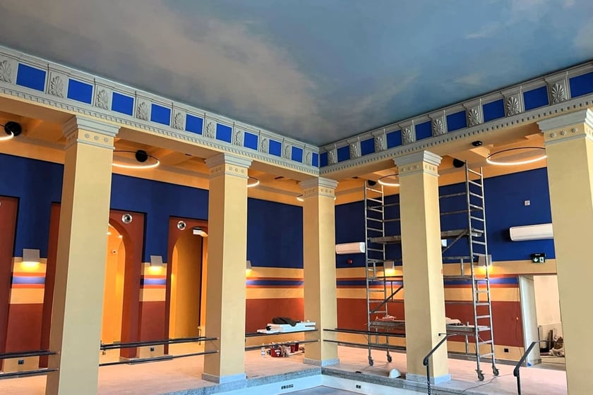 Na zdjęciu ściana wewnątrz bastionu po remoncie. Kolory, które zostały wybrane przez dolnośląskiego konserwatora zabytków, są takie same jak były pierwotnie.