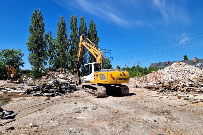 Przy Zwycięskiej trwają prace przygotowujące teren pod budowę szkoły.