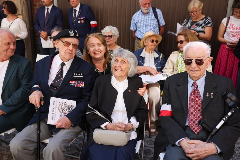 Uroczyste odsłonięcie muralu pamięci WARSZAWIACY - POWSTAŃCY - WROCŁAWIANIE z okazji 80. rocznicy Powstania Warszawskiego.