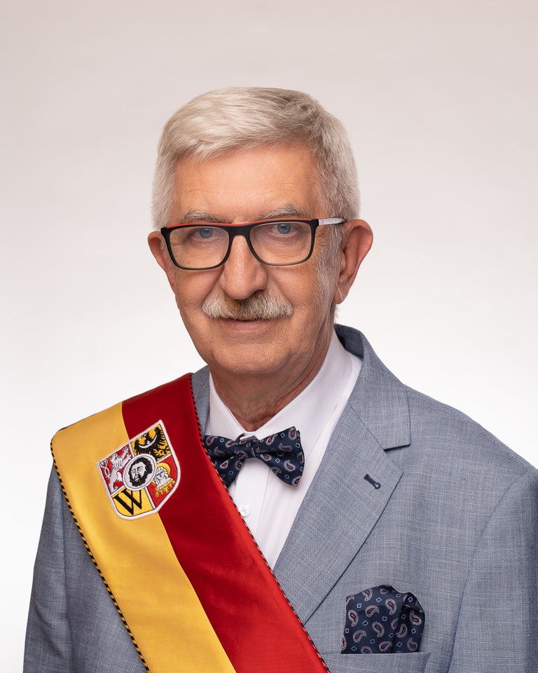 Rocznik 1954. Radny senior, najstarszy w radzie miejskiej. Absolwent budownictwa (teoria konstrukcji) na Politechnice Wrocławskiej. Pracował i doktoryzował się na PWr. W 1988 roku założył firmę zajmującą się projektowaniem, remontami, specjalizującą się w konstrukcjach stalowych. Budował m.in. dom handlowy Solpol. Zajmuje się ekspertyzami i mykologią budowlaną.
Komisje: architektury i rozwoju przestrzennego | skarg, wniosk&oacute;w i petycji | budżetu i finans&oacute;w (przewodniczący)
KLUB RADNYCH KOALICJI OBYWATELSKIEJ