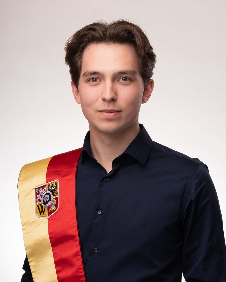 Rocznik 2004. Najmłodszy radny Wrocławia. Absolwent IX LO we Wrocławiu w klasie humanistycznej. Jest miejskim aktywistą i działaczem społecznym w grupie Akcja Miasto. Były radny Młodzieżowej Rady Miasta Wrocławia. Zajmuje się mobilnością, transportem, urbanistyką i mediami społecznościowymi. W radzie miejskiej chce być głosem młodych ludzi.
Komisje: polityki transportowej i zr&oacute;wnoważonej mobilności | edukacji i młodzieży | skarg, wniosk&oacute;w i petycji
KLUB RADNYCH KOALICJI OBYWATELSKIEJ