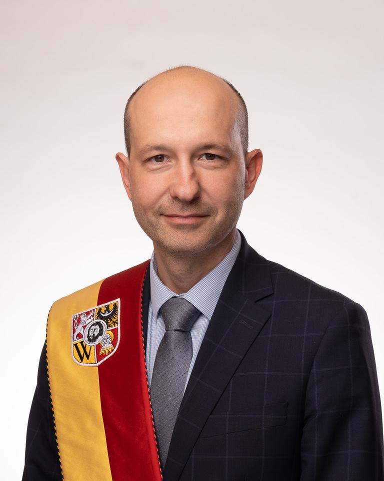 Urodzony w roku 1982. Absolwent Uniwersytetu Wrocławskiego. Z zawodu radca prawny. Były doradca wojewody dolnośląskiego ds. prawnych i były prezes zarządu Wojew&oacute;dzkiego Funduszu Ochrony Środowiska i Gospodarki Wodnej we Wrocławiu. Odznaczony Krzyżem Zasługi za pracę na rzecz ochrony środowiska. W radzie miejskiej jest przewodniczącym klubu Prawa i Sprawiedliwości.
Komisje: rewizyjna | polityki senioralnej | ochrony środowiska, klimatu i zr&oacute;wnoważonego rozwoju
PRZEWODNICZĄCY KLUBU RADNYCH PRAWA I SPRAWIEDLIWOŚCI