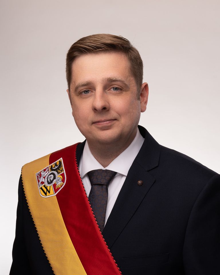 Rocznik 1991. Skończył zarządzanie na Politechnice Wrocławskiej. Od czas&oacute;w studenckich do dziś pracuje w administracji. Był m.in. pełnomocnikiem wojewody ds. realizacji polityki rządu w wojew&oacute;dztwie. Był koordynatorem inicjatywy Wrocławskie Referendum 2015. W poprzedniej kadencji zajmował się budżetem, zr&oacute;wnoważonym rozwojem. Zasiadał w komisji rewizyjnej.
Komisje: zdrowia, spraw społecznych i r&oacute;wnego traktowania | budżetu i finans&oacute;w | skarg, wniosk&oacute;w i petycji
KLUB RADNYCH PRAWA I SPRAWIEDLIWOŚCI
