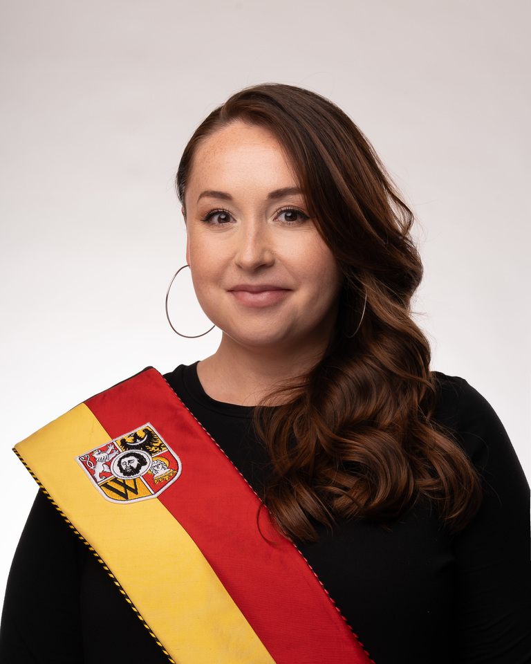 Rocznik 1986. Absolwentka Uniwersytetu Ekonomicznego we Wrocławiu. Jest ekonomistką i specjalistką do spraw handlu zagranicznego. Przez ponad 10 lat była związana z bankowością i finansami. Obecnie pracuje jako nauczycielka akademicka oraz prowadzi firmę zajmującą się projektowaniem wnętrz. Od kilku lat wsp&oacute;łpracuje z ministrem środowiska.
Komisje: architektury i rozwoju przestrzennego | budżetu i finans&oacute;w | kultury i nauki
KLUB RADNYCH LEWICY