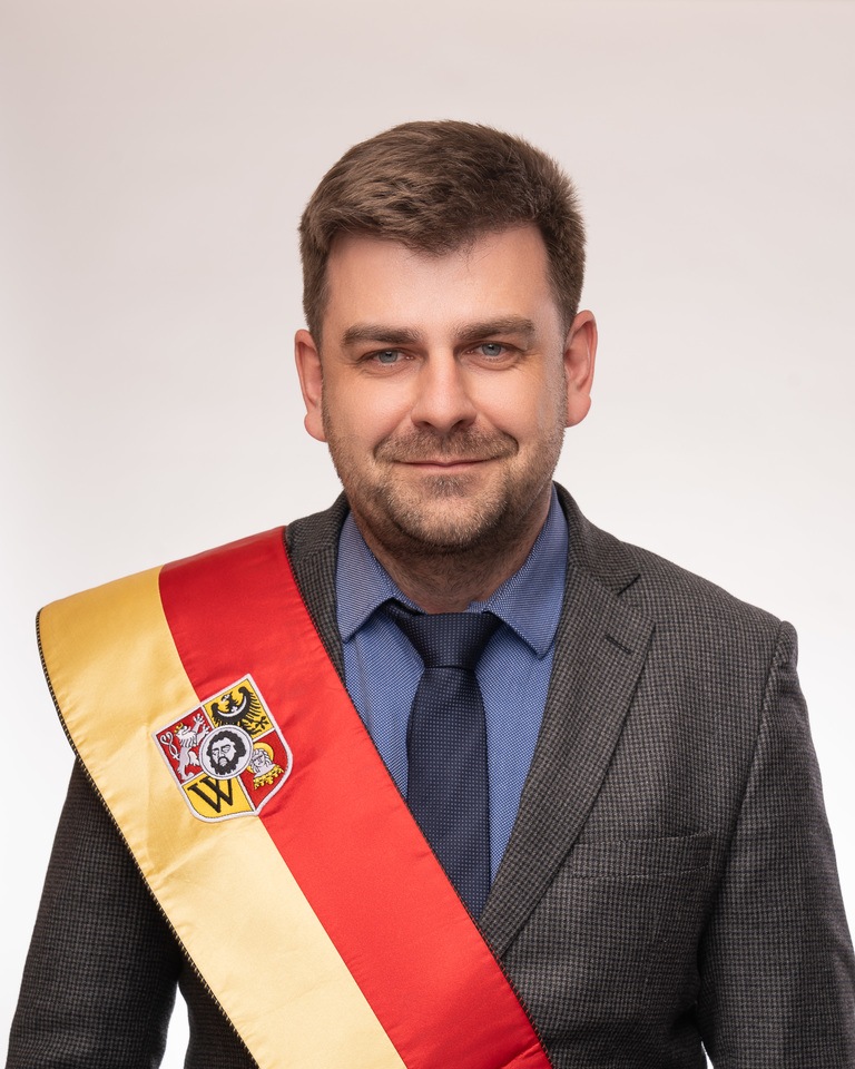 Rocznik 1984. Ukończył socjologię na Uniwersytecie Wrocławskim. Członek stowarzyszenia Zmieniaj Zakrz&oacute;w. Kr&oacute;tko był w radzie osiedla. W radzie miejskiej zajmował się architekturą, sprawami statutowymi, rewizjami. Interesuje się infrastrukturą, zielenią i zabytkami. Zawodowo związany z branżą BHP, ESG i marketingiem.
Komisje: architektury i rozwoju przestrzennego | statutowa
KLUB RADNYCH PRAWA I SPRAWIEDLIWOŚCI