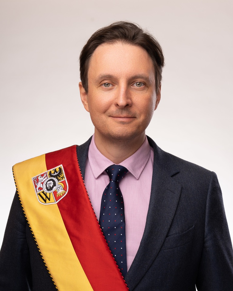 Rocznik 1977. Absolwent dziennikarstwa na Uniwersytecie Wrocławskim. W latach 2018-2024 wiceprezydent Wrocławia. Był prezesem sp&oacute;łki w branży nieruchomości. W radzie miejskiej zajmował się architekturą, budownictwem, bezpieczeństwem, sprawami zagranicznymi. Od 2001 roku w radzie osiedla Opor&oacute;w.
Komisje: polityki mieszkaniowej | edukacji i młodzieży | architektury i rozwoju przestrzennego (przewodniczący)
KLUB RADNYCH KOALICJI OBYWATELSKIEJ