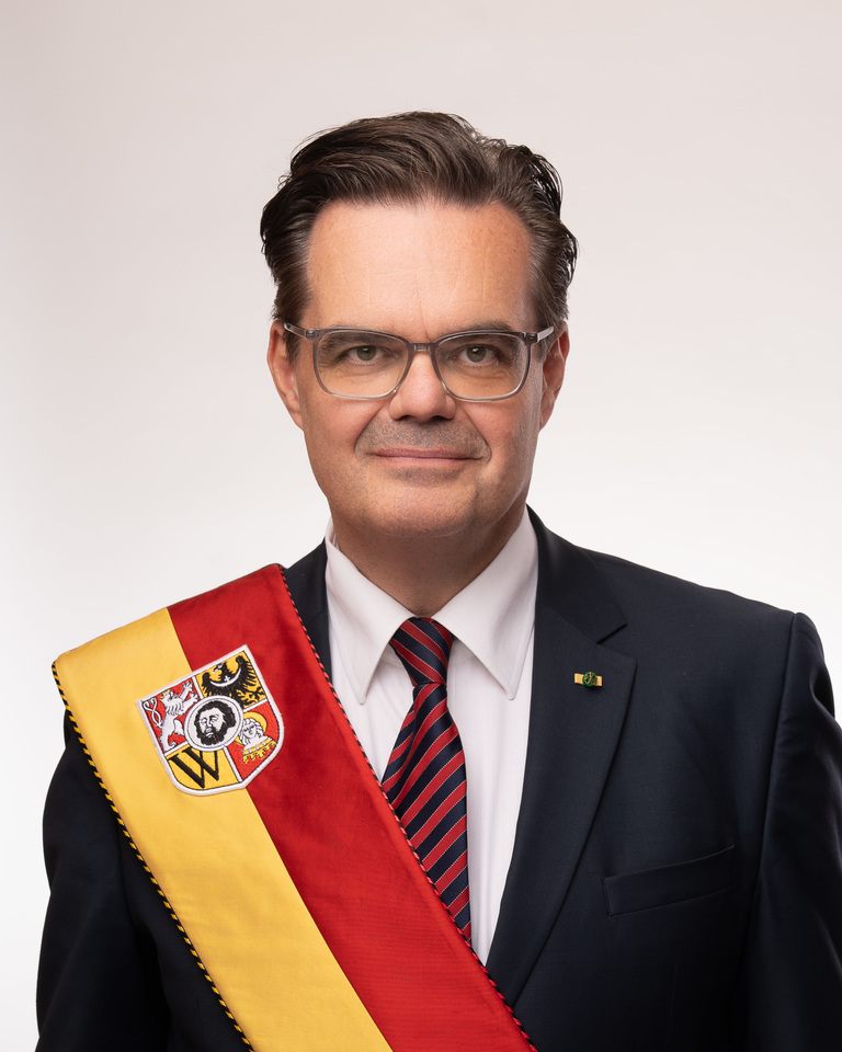 Rocznik 1968. Absolwent Akademii Sztuk Pięknych we Wrocławiu. Malarz, projektant szkła artystycznego, producent filmowy i teatralny, dyrektor Ośrodka Kultury i Sztuki we Wrocławiu. Pełnomocnik wojewody ds. kombatant&oacute;w i os&oacute;b represjonowanych. Były działacz opozycji antykomunistycznej. Były przewodniczący rady osiedla Stare Miasto. Odznaczony Krzyżem Oficerskim Orderu Odrodzenia Polski.
Komisje: kultury i nauki (przewodniczący) | promocji i wsp&oacute;łpracy z zagranicą (wiceprzewodniczący) | architektury i rozwoju przestrzennego
KLUB RADNYCH KOALICJI OBYWATELSKIEJ