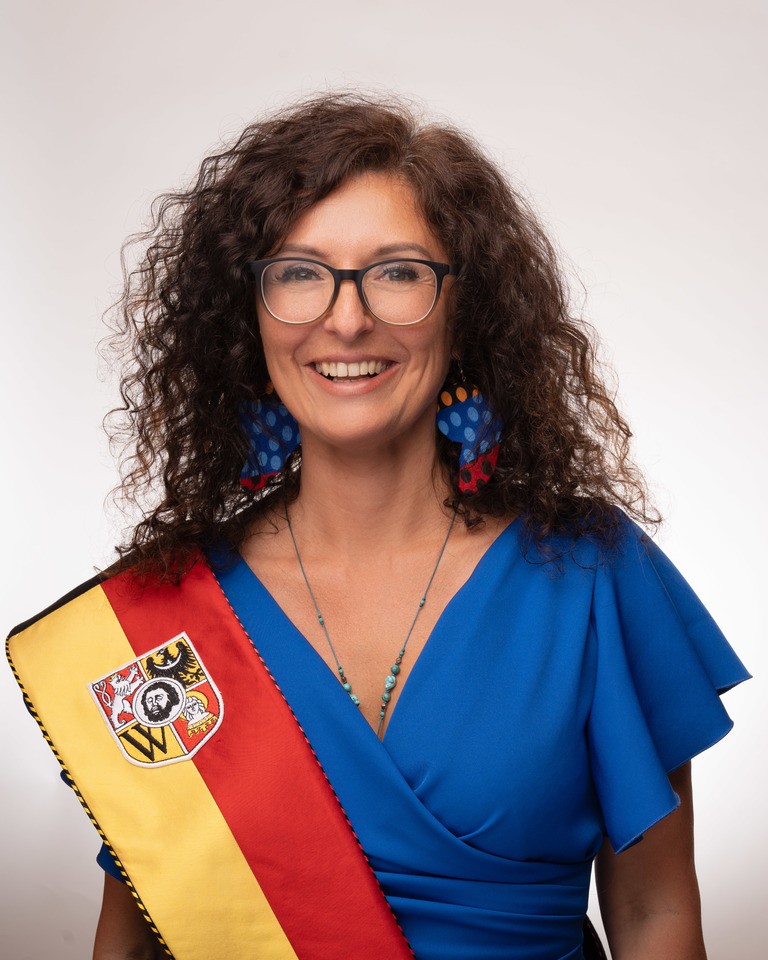 Urodzona w 1972 roku. Absolwentka Akademii Muzycznej, Studium Prawa Europejskiego (zarządzanie kulturą) i Uniwersytetu Przyrodniczego w Lublinie. Przez 10 lat pracowała w Wydziale Kultury Urzędu Miejskiego Wrocławia. Jest przewodniczącą zarządu osiedla Nadodrze i liderką projekt&oacute;w WBO. Działa w Stowarzyszeniu Dolnośląski Kongres Kobiet i w Akcji Kultura.Komisje: kultury i nauki (wiceprzewodnicząca) | promocji i wsp&oacute;łpracy z zagranicą (przewodnicząca) | zdrowia, spraw społecznych i r&oacute;wnego traktowaniaKLUB RADNYCH KOALICJI OBYWATELSKIEJ