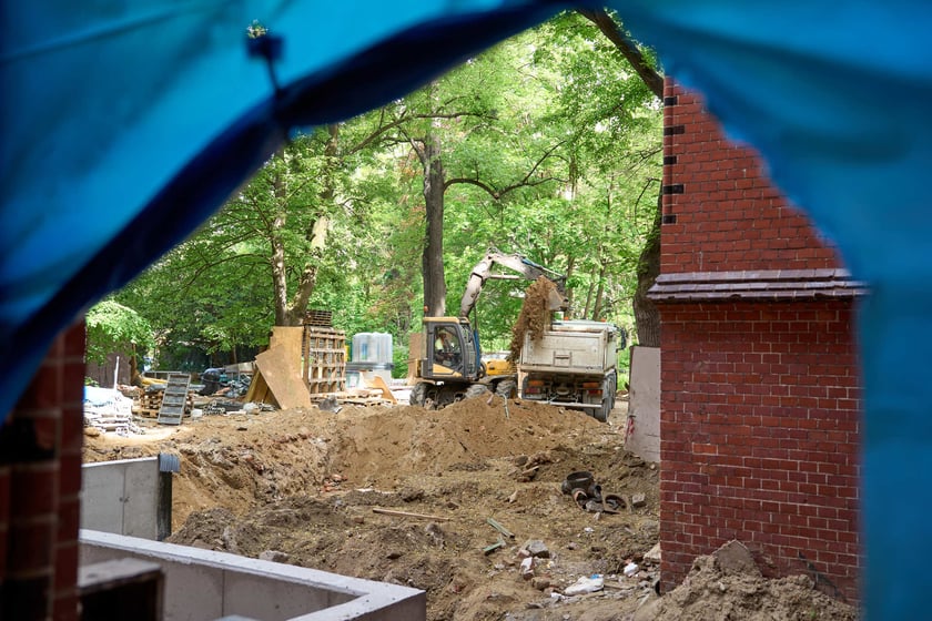 Budowa hotelu Arche Klasztor Wrocław w gmachu przy Kasprowicza, 9 maja 2024