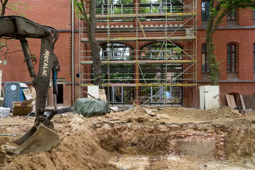 Budowa hotelu Arche Klasztor Wrocław w gmachu przy Kasprowicza, 9 maja 2024