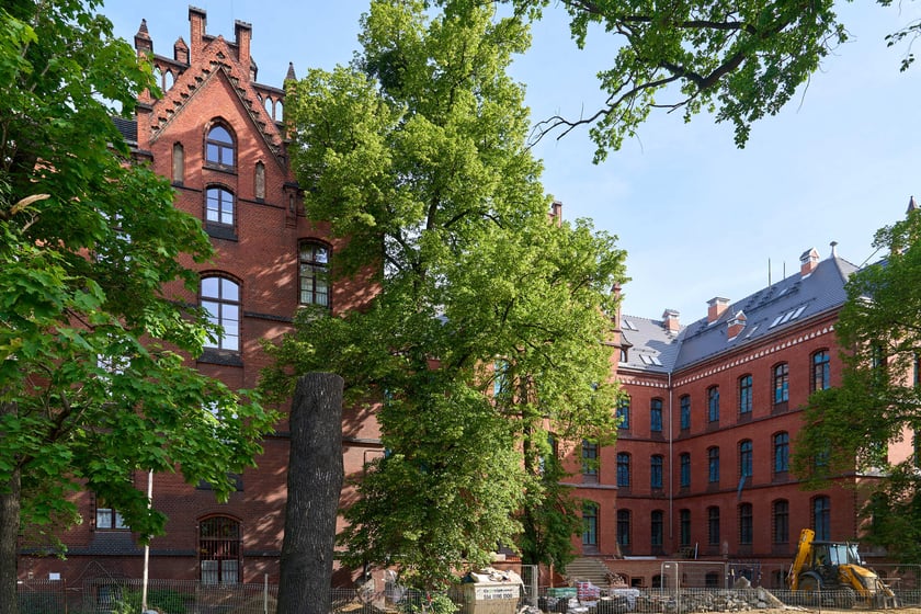 Budowa hotelu Arche Klasztor Wrocław w gmachu przy Kasprowicza, 9 maja 2024