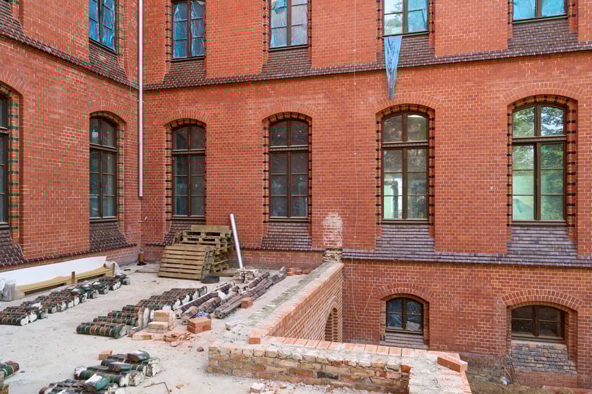 Budowa hotelu Arche Klasztor Wrocław w gmachu przy Kasprowicza, 9 maja 2024