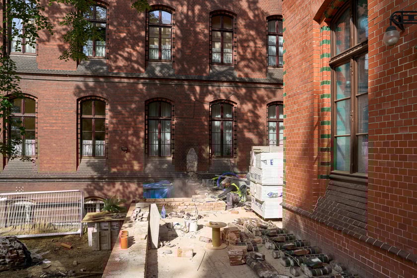 Budowa hotelu Arche Klasztor Wrocław w gmachu przy Kasprowicza, 9 maja 2024