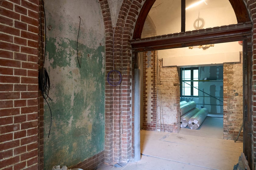 Budowa hotelu Arche Klasztor Wrocław w gmachu przy Kasprowicza, 9 maja 2024