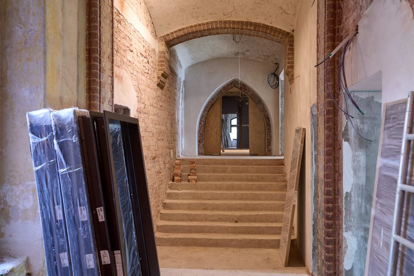 Budowa hotelu Arche Klasztor Wrocław w gmachu przy Kasprowicza, 9 maja 2024