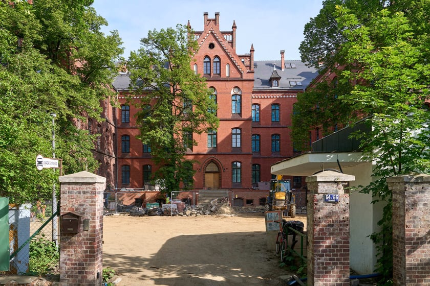 Budowa hotelu Arche Klasztor Wrocław w gmachu przy Kasprowicza, 9 maja 2024