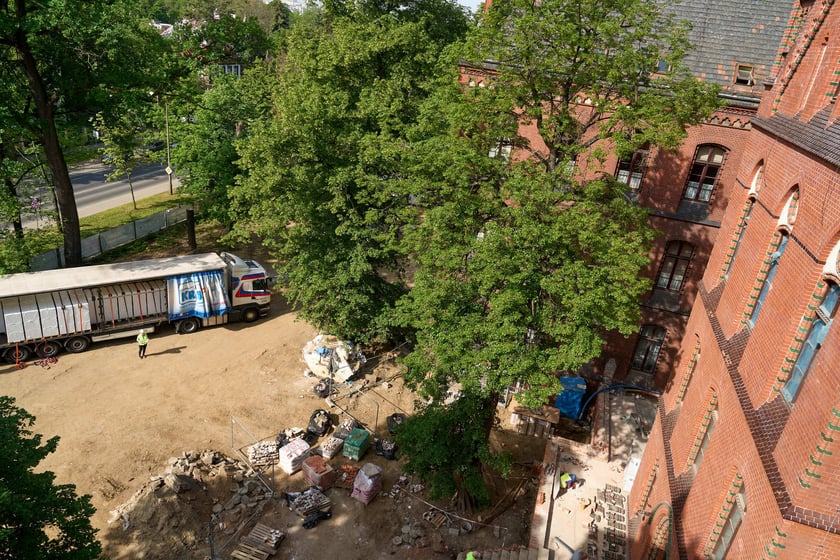 Budowa hotelu Arche Klasztor Wrocław w gmachu przy Kasprowicza, 9 maja 2024