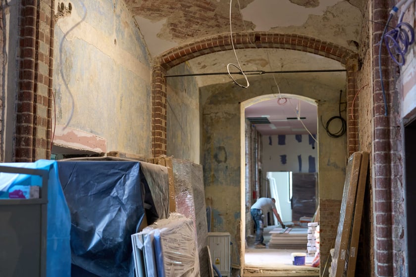 Budowa hotelu Arche Klasztor Wrocław w gmachu przy Kasprowicza, 9 maja 2024